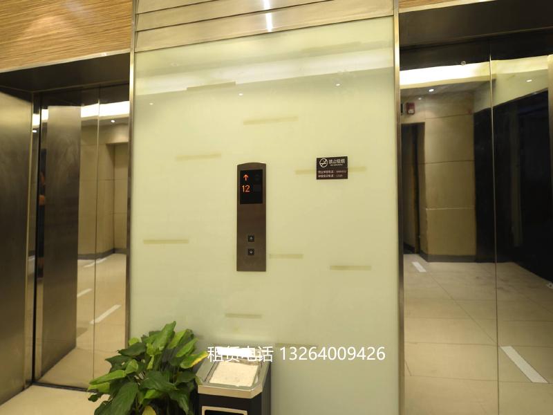 世茂大厦电梯间